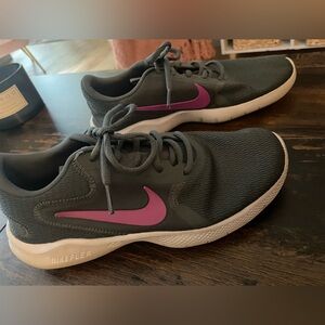 Women’s Nike gray sneakers, good condition!
